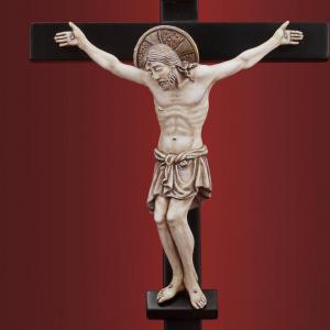 Распятие Иисуса Христа на деревянном кресте