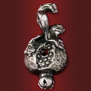 Медальон «Плод добрый» с камнем